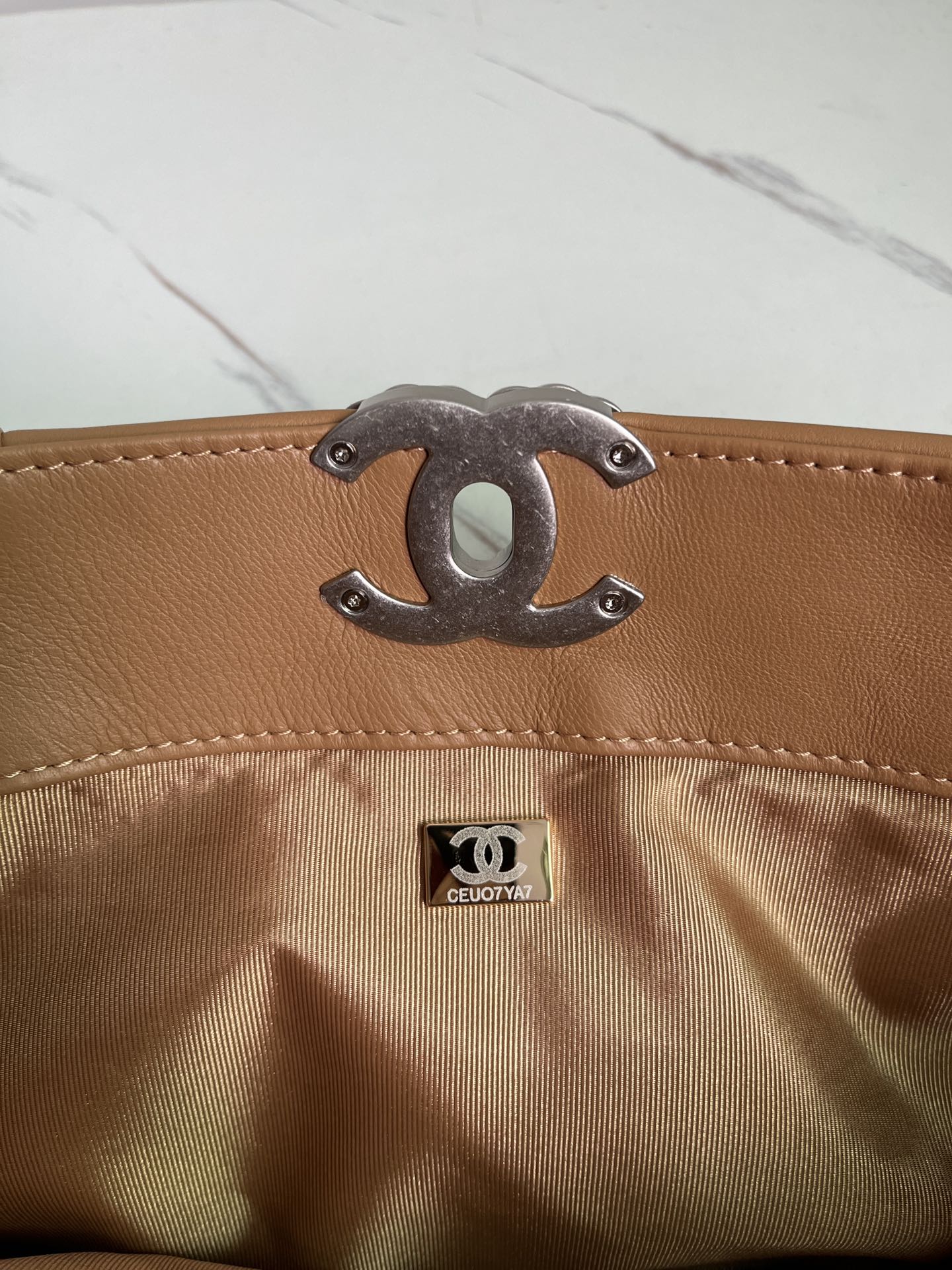 CHANEL 19 SHOPPING BAG 3519