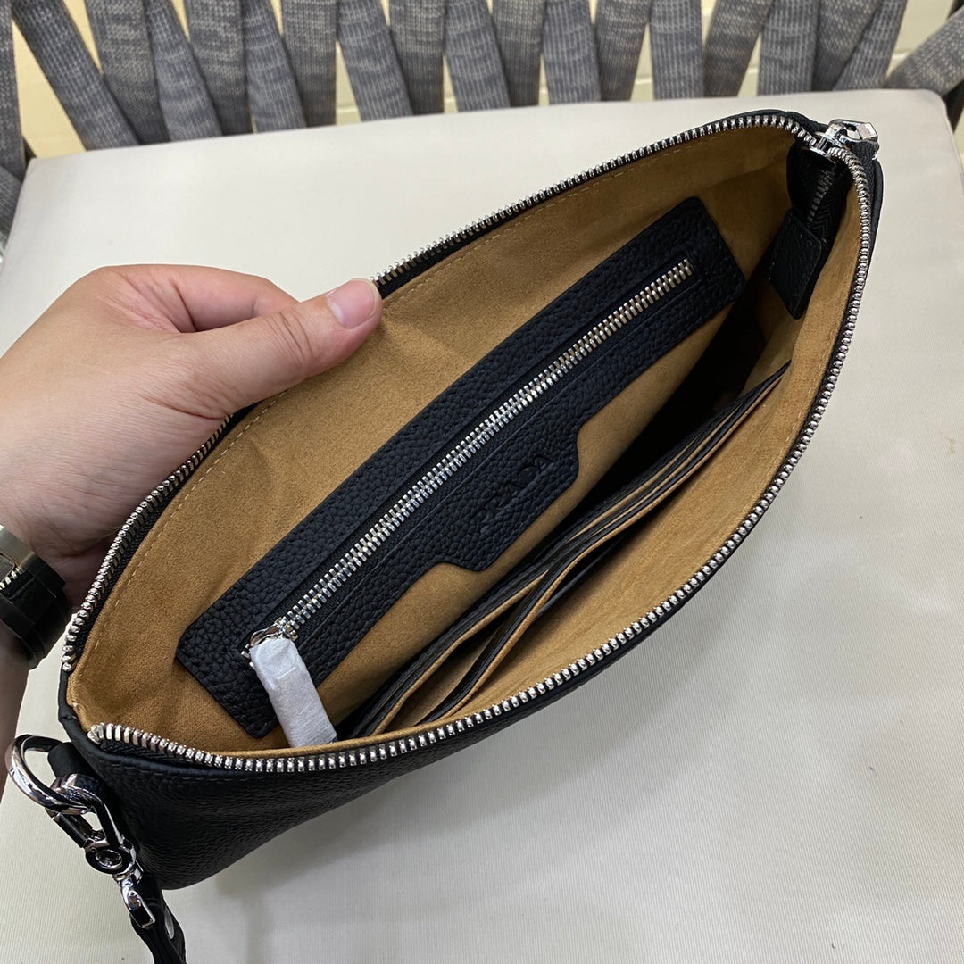 【PRADA 公式旗艦店】プラダ クラッチバッグ当日出荷 好評に付き再入荷！19*29*3CM