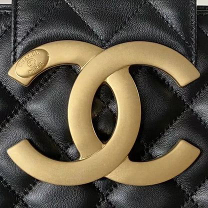 【CCロゴが存在感◎】CHANEL スモールショッピングバッグ 24C