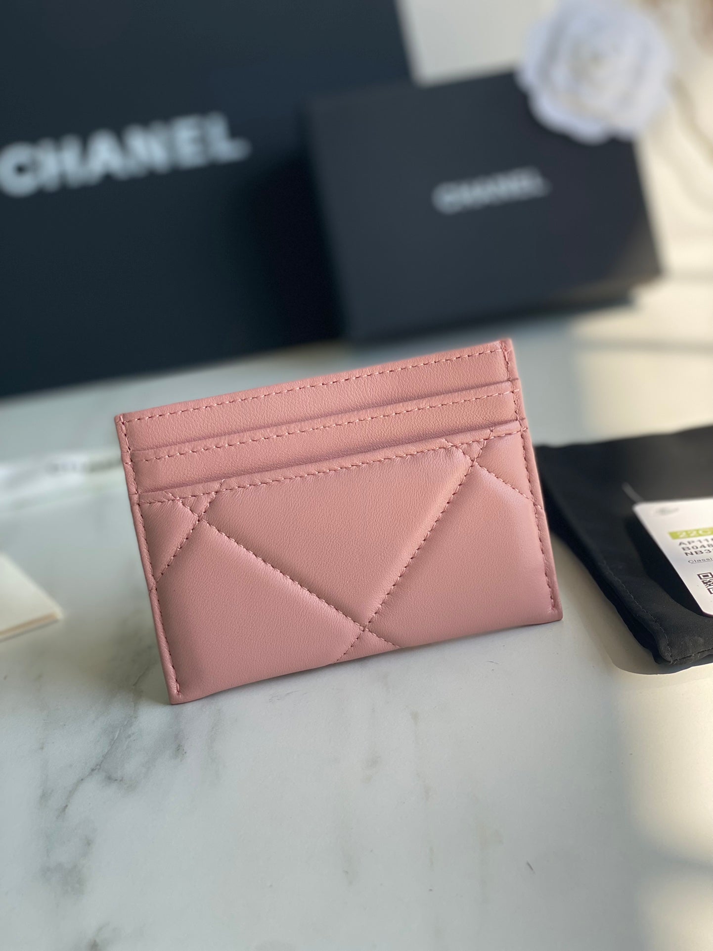CHANEL 19 CARD HOLDER AP1167