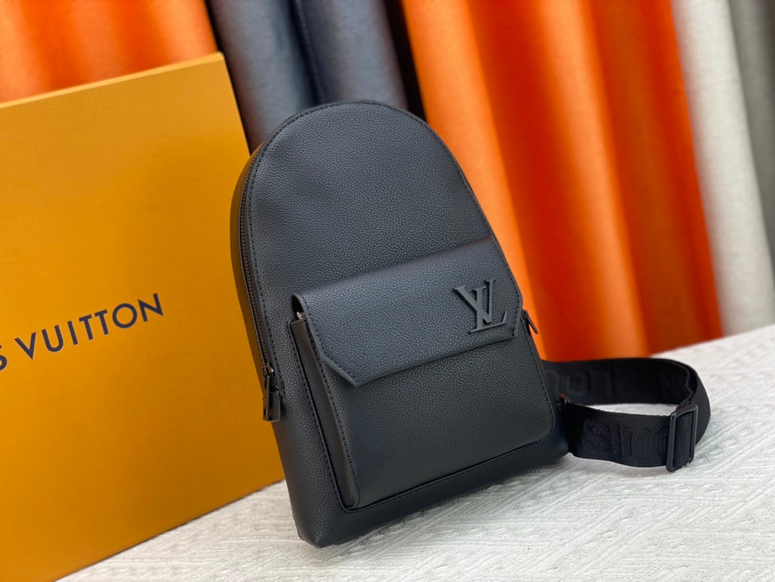 Louis Vuitton このパイロット ショルダー バッグは、クラシックなテイクオフ バックパックのデザインを参考にしています M23736 M23765