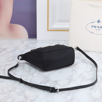 【PRADA 公式 旗艦店】プラダ 斜めがけバッグ 当日出荷 好評に付き再入荷！20*17CM