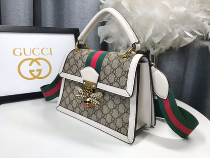 Gucci ホワイトビー フラップバッグ