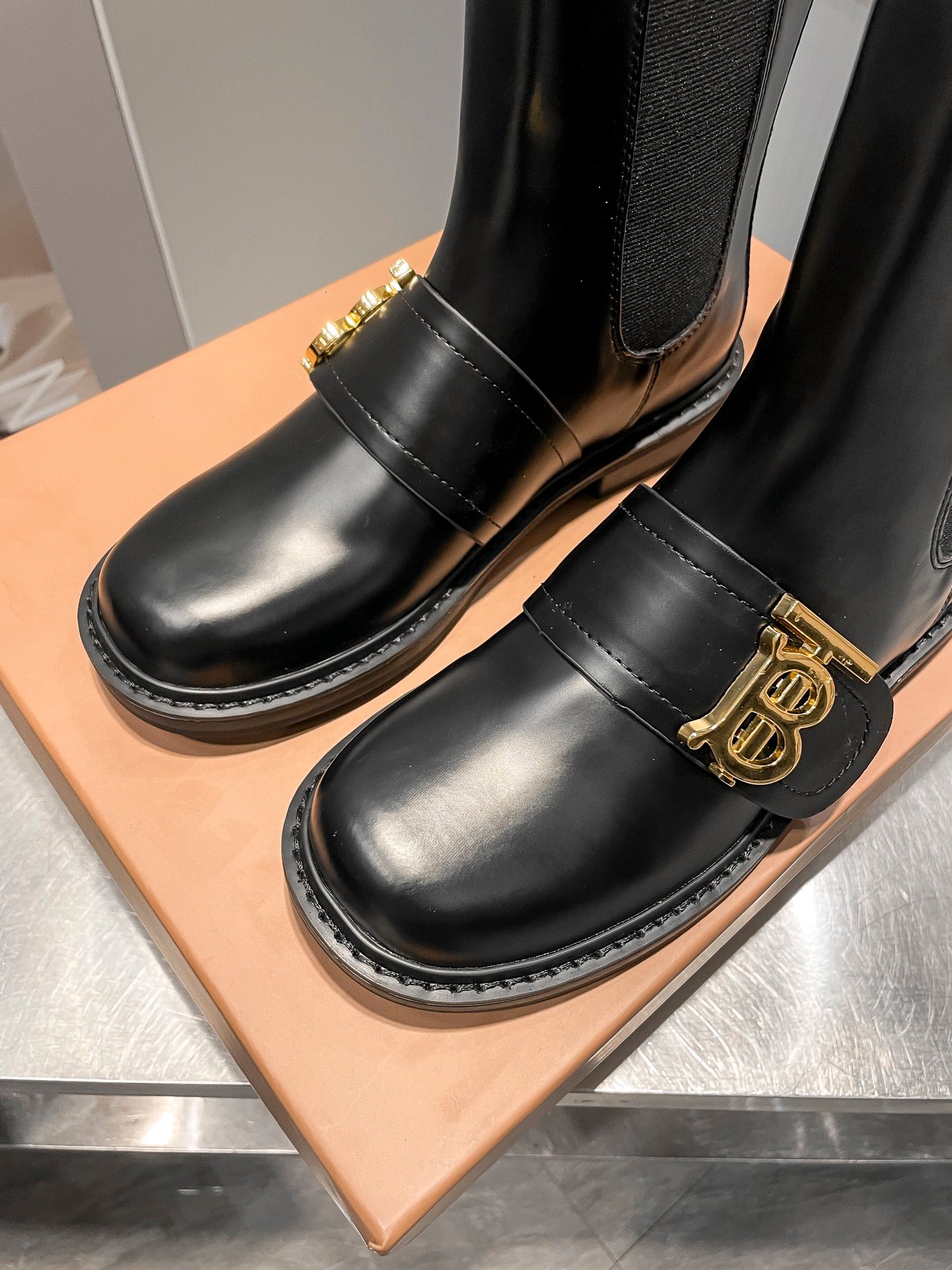 BURBERRY【バーバリー】新作ショートブーツが登場