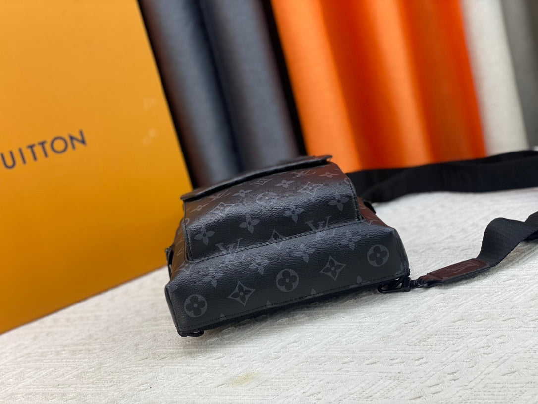 Louis Vuitton このパイロット ショルダー バッグは、クラシックなテイクオフ バックパックのデザインを参考にしています M23736 M23765