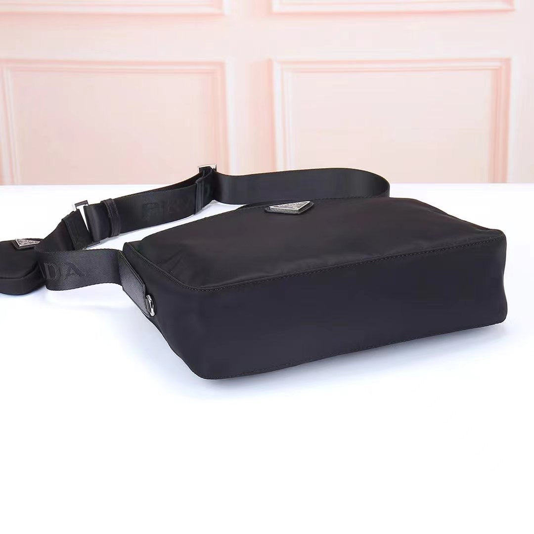 【PRADA 公式 旗艦店】プラダ 斜めがけバッグ 当日出荷 好評に付き再入荷！30*24*9CM