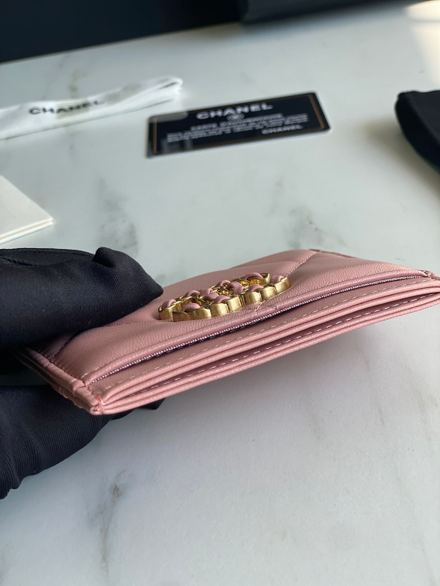 CHANEL 19 CARD HOLDER AP1167