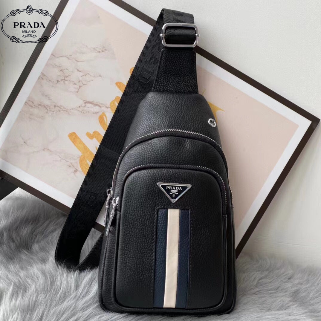 【PRADA 公式 旗艦店】プラダ 胸ポケット当日出荷 好評に付き再入荷！32*18*6CM