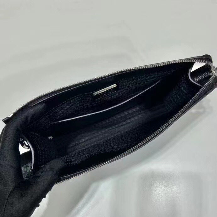 【PRADA 公式 旗艦店】プラダ クラッチバッグ 当日出荷 好評に付き再入荷！ 黒 28*18*1CM
