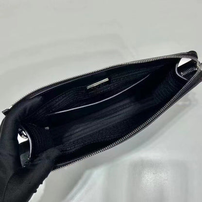 【PRADA 公式 旗艦店】プラダ クラッチバッグ 当日出荷 好評に付き再入荷！ 黒 28*18*1CM
