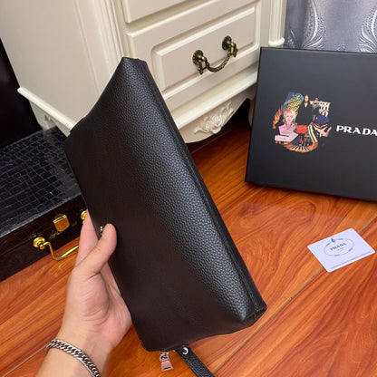 【PRADA 公式 旗艦店】プラダ クラッチバッグ 当日出荷 好評に付き再入荷！ 黒 28*18*1CM