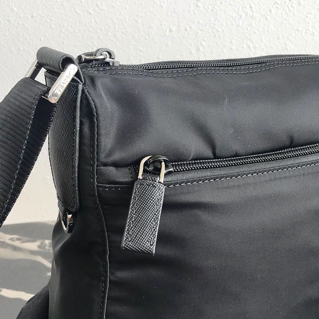 【PRADA 公式 旗艦店】プラダ ショルダーバッグ 当日出荷 好評に付き再入荷！31*23*9CM