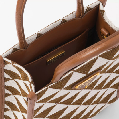 【PRADA】雑誌掲載！藤井夏恋さんが持っている大ヒットのプラダ新作バッグ「シンボル」！