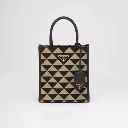 【PRADA】雑誌掲載！藤井夏恋さんが持っている大ヒットのプラダ新作バッグ「シンボル」！