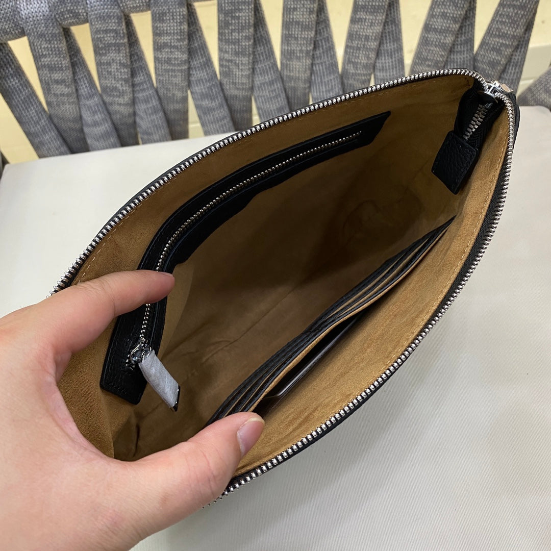 【PRADA 公式旗艦店】プラダ クラッチバッグ当日出荷 好評に付き再入荷！19*29*3CM