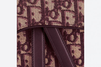バーガンディーのDior Oblique(ディオール オブリーク) モチーフが刺繍されたキャンバス製 Saddle(サドル) バッグ