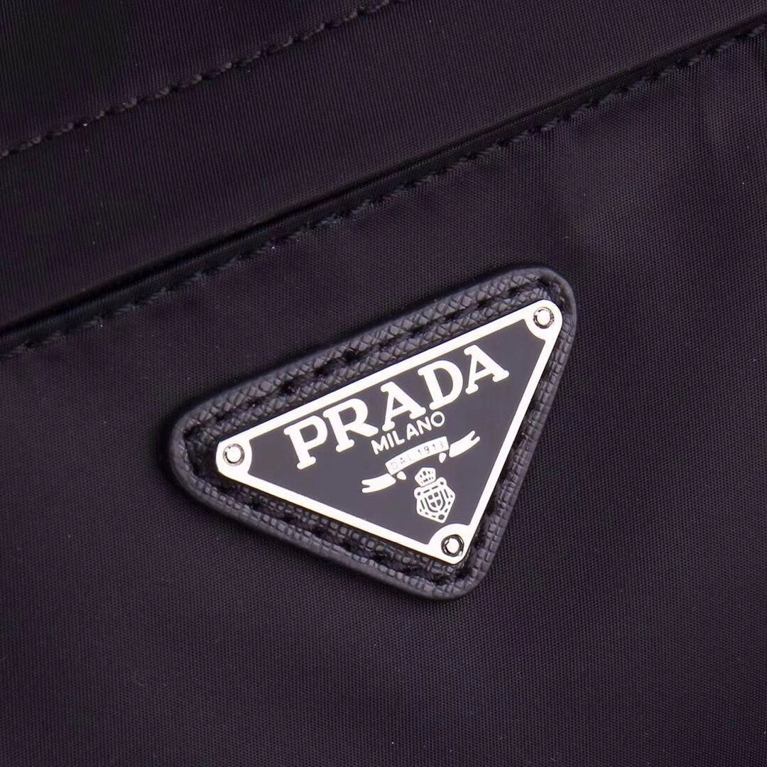 【PRADA 公式 旗艦店】プラダ 斜めがけバッグ 当日出荷 好評に付き再入荷！30*20*5CM