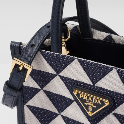 【PRADA】雑誌掲載！藤井夏恋さんが持っている大ヒットのプラダ新作バッグ「シンボル」！