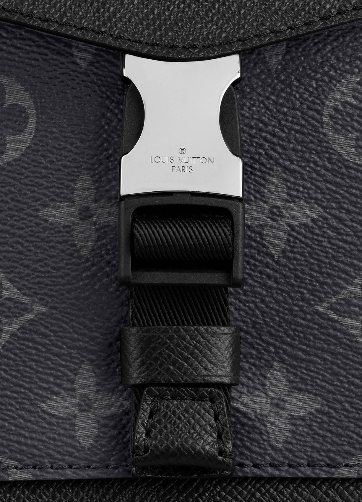 *LV*メンズ アウトドアフラップ モノグラムショルダーバッグ