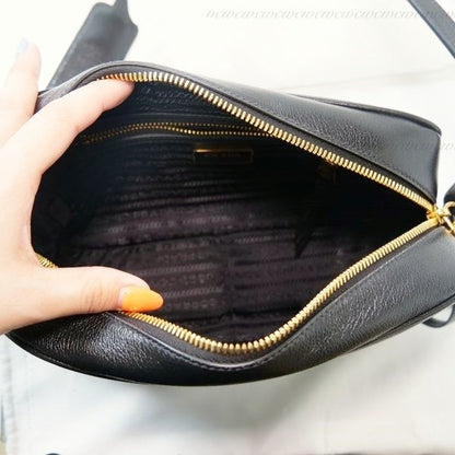 PRADA【国内発/関税込】ロゴプレート ブラックショルダーバッグ