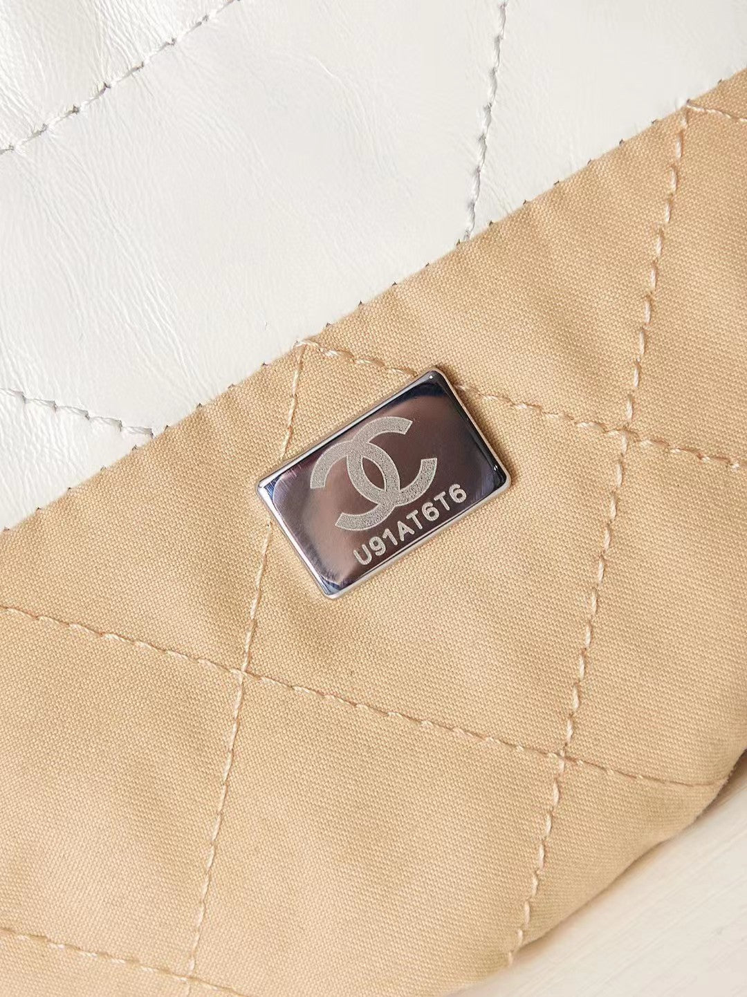 CHANEL 22 Bag Mini AS3980