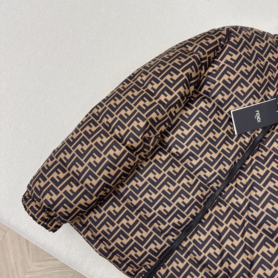 FENDI（フェンディ） 両面着可能ダウンジャケット ご好評に付き再入荷！