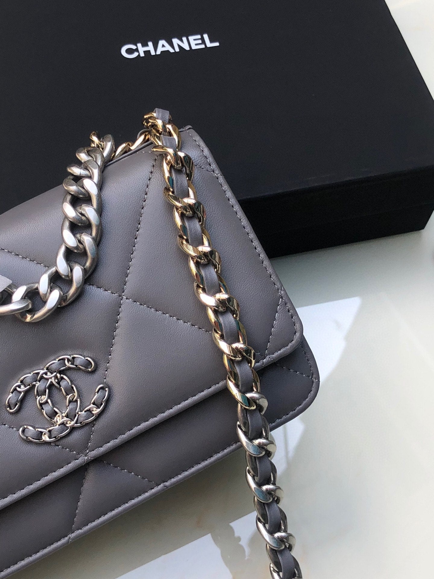CHANEL 19 WALLET ON CHAIN 0957