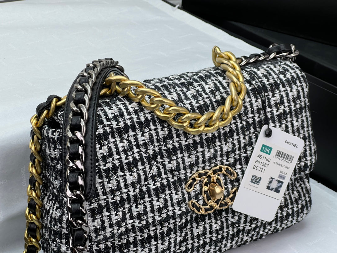 CHANEL 19 HANDBAG AS1161