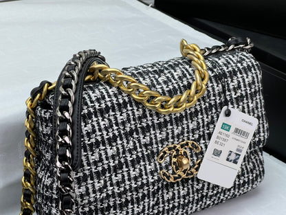 CHANEL 19 HANDBAG AS1161