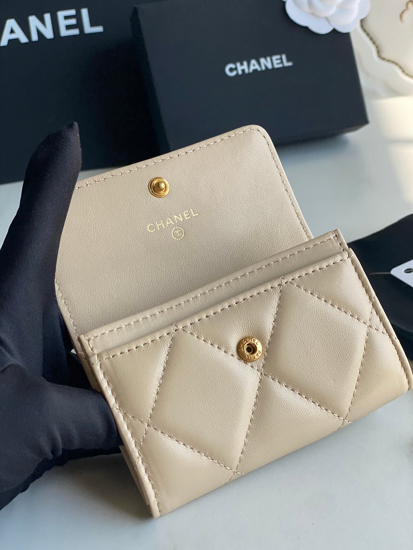 CHANEL 19 FLAP CARD HOLDER AP1790