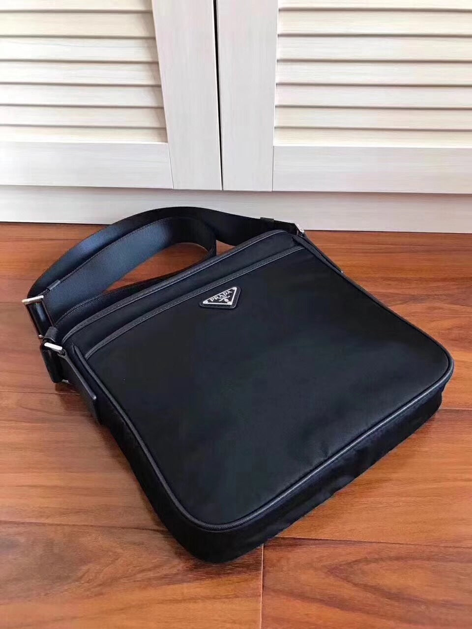 【PRADA 公式 旗艦店】プラダ 斜めがけバッグ 当日出荷 好評に付き再入荷！27*25.5*6CM