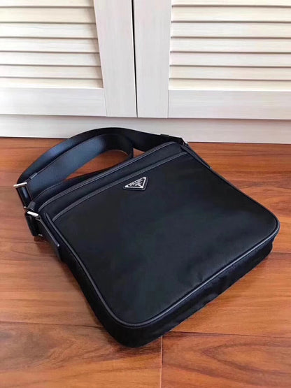【PRADA 公式 旗艦店】プラダ 斜めがけバッグ 当日出荷 好評に付き再入荷！27*25.5*6CM