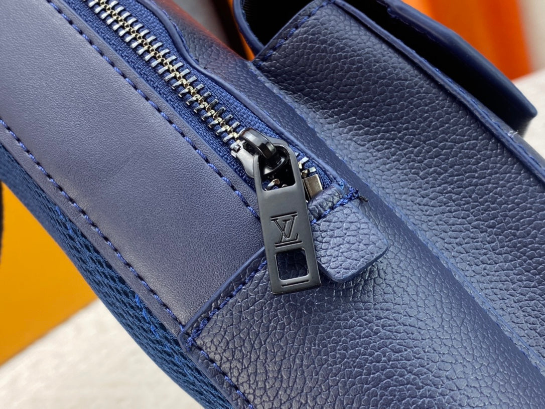 Louis Vuitton このパイロット ショルダー バッグは、クラシックなテイクオフ バックパックのデザインを参考にしています M23736 M23765