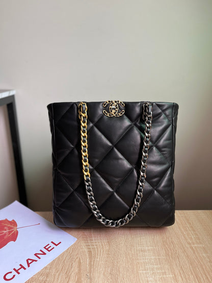 CHANEL 19 SHOPPING BAG 3519