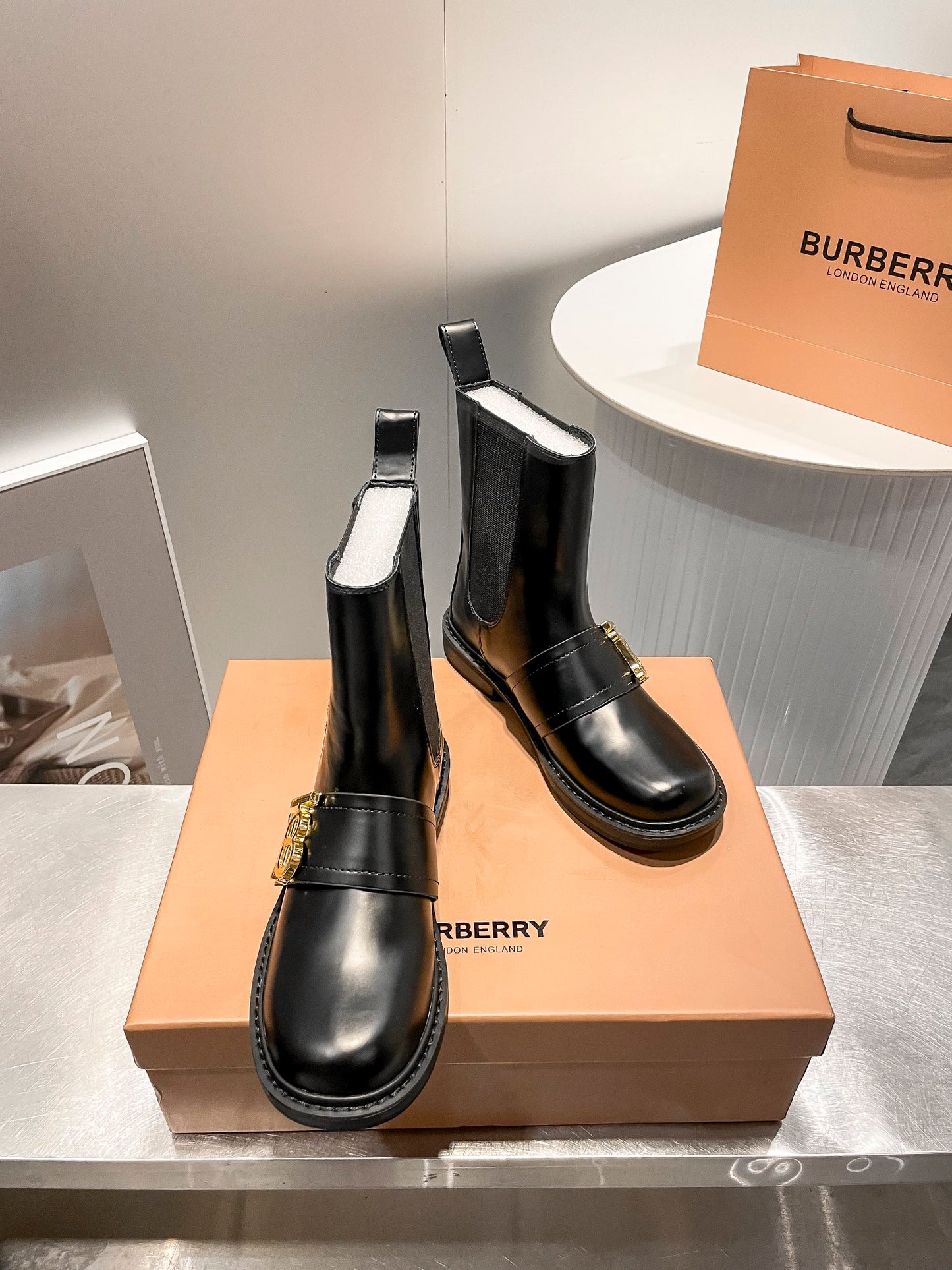 BURBERRY【バーバリー】新作ショートブーツが登場