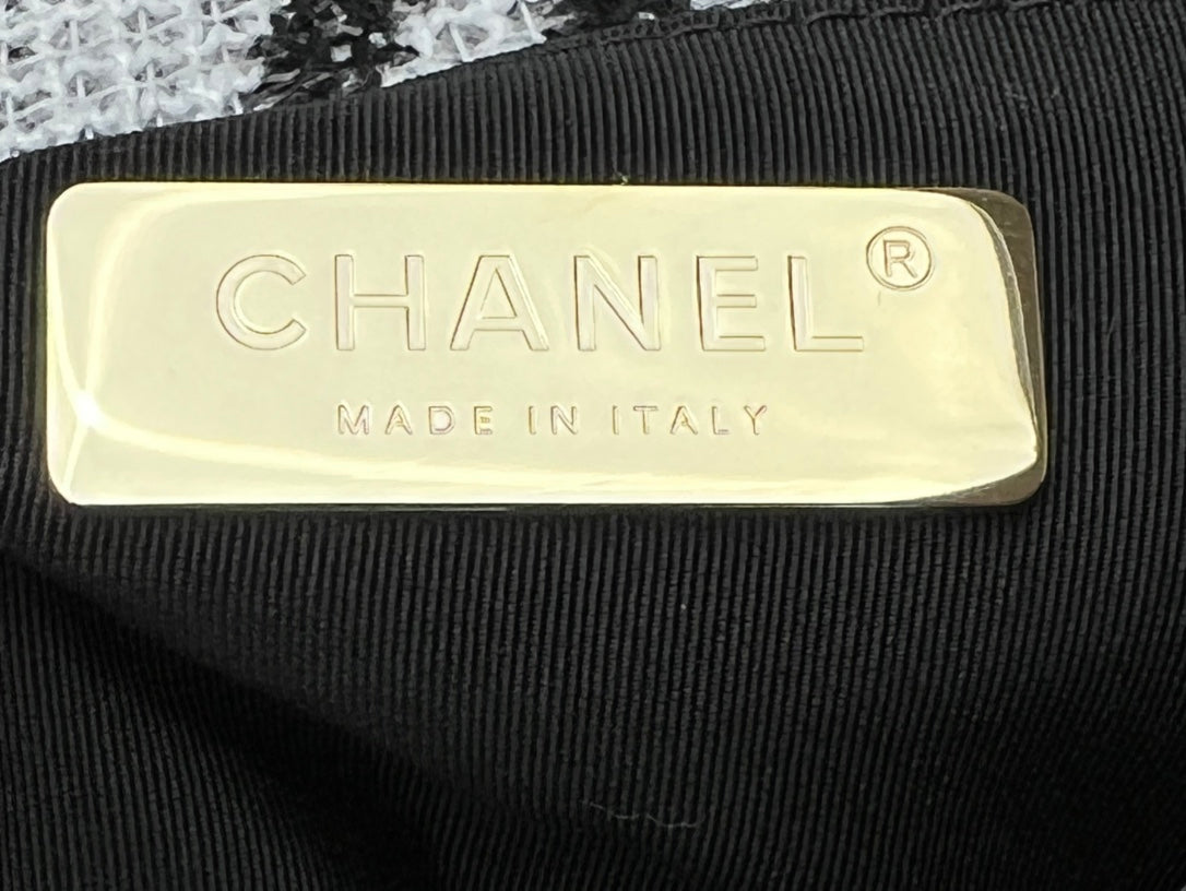 CHANEL 19 HANDBAG AS1161