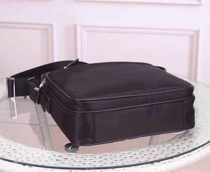 【PRADA 公式 旗艦店】プラダ 斜めがけバッグ 当日出荷 好評に付き再入荷！27*25*8CM