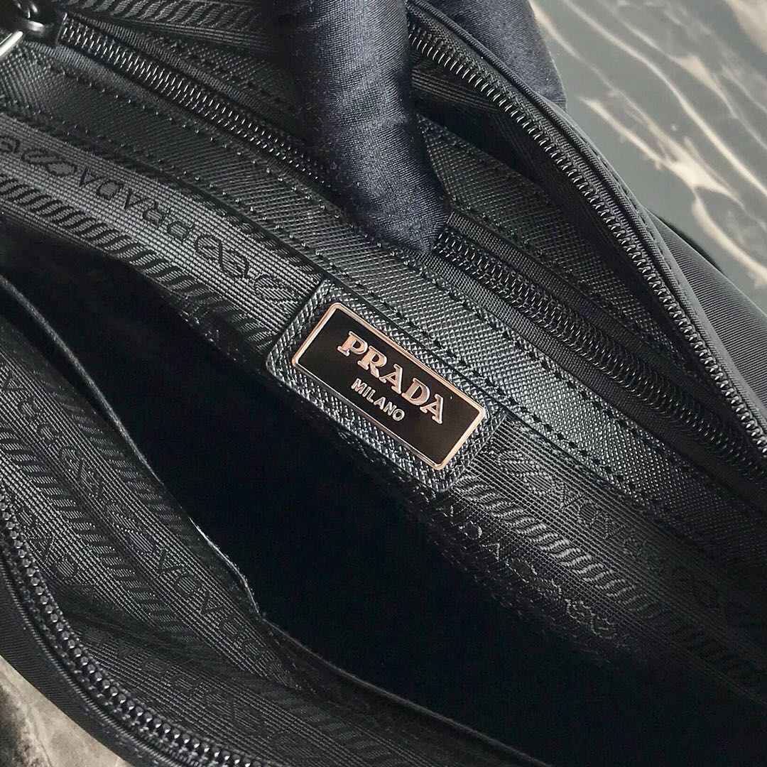 【PRADA 公式 旗艦店】プラダ ショルダーバッグ 当日出荷 好評に付き再入荷！31*23*9CM
