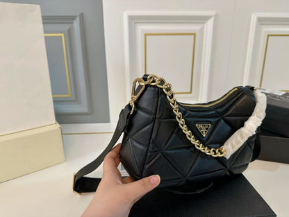 【PRADA 公式 旗艦店】プラダ 斜めがけバッグ 当日出荷 好評に付き再入荷！26*13CM 240719
