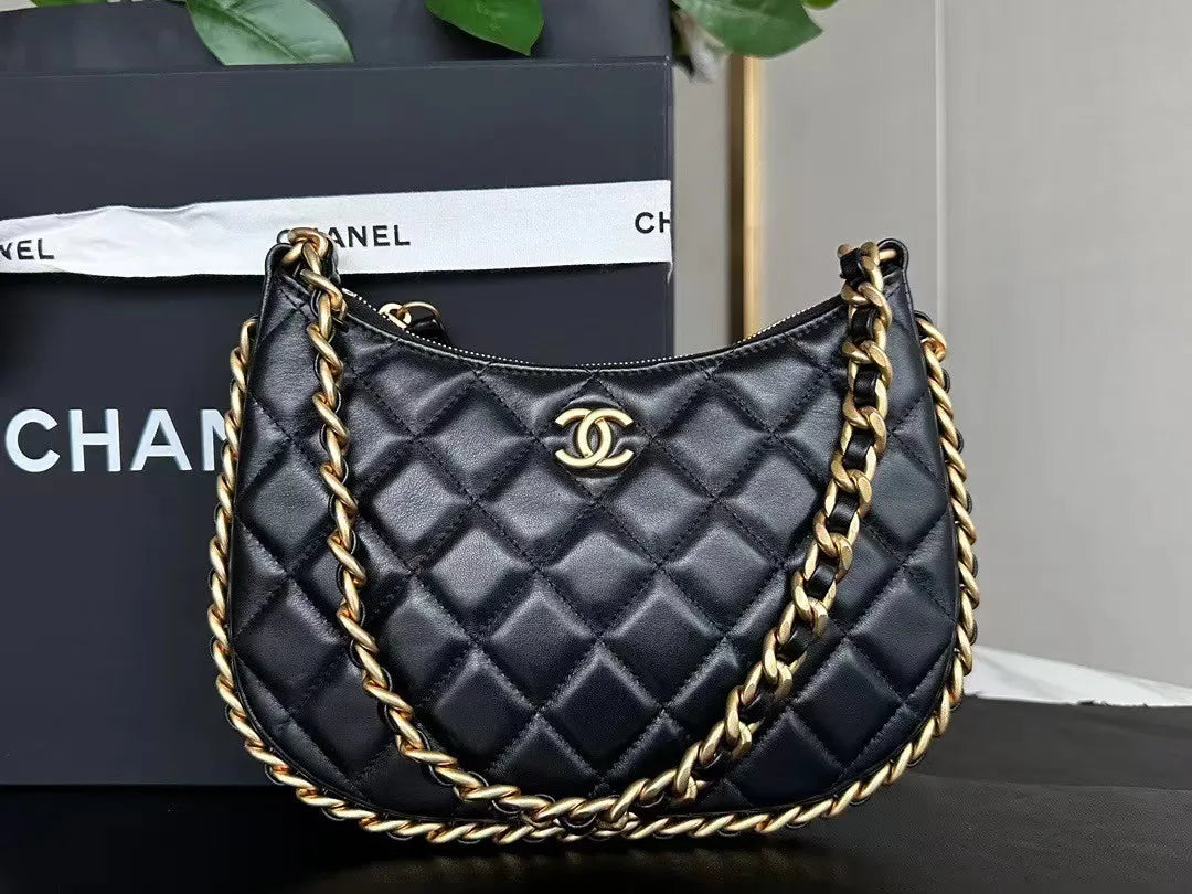 24C/可愛いフォルムで気分上がる★CHANEL ホーボー バッグ