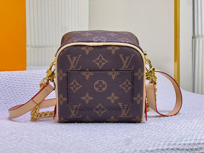 Louis Vuitton 春夏コレクションの Just In Case ハンドバッグ