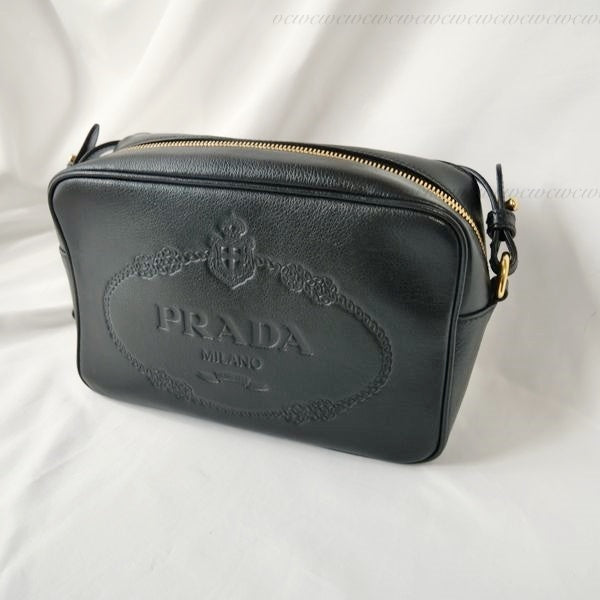 PRADA【国内発/関税込】ロゴプレート ブラックショルダーバッグ