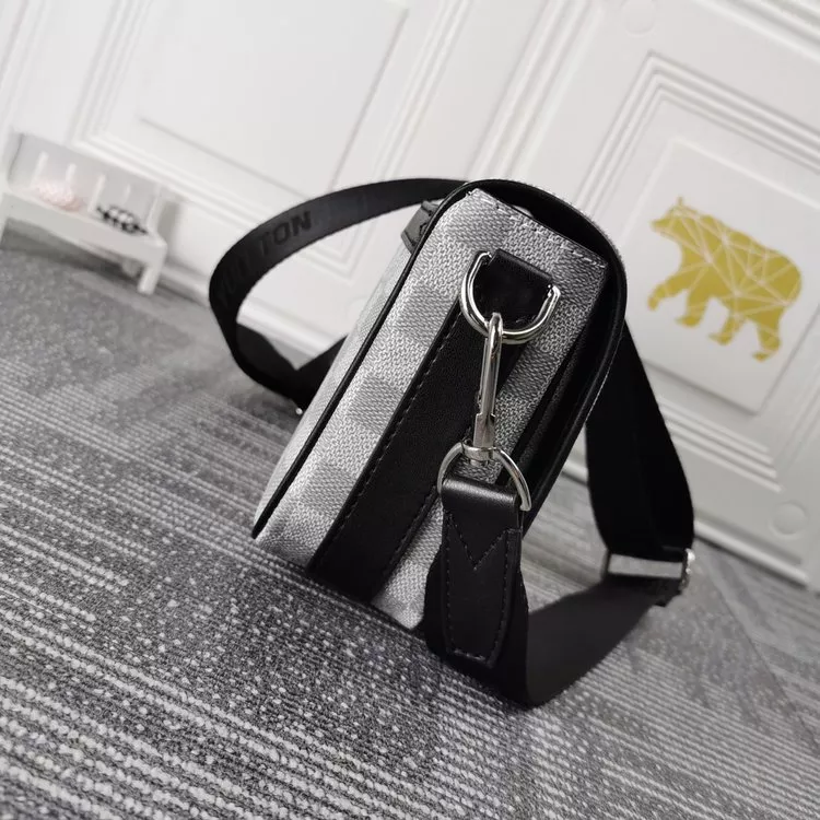 LOUIS VUITTON ルイヴィトン メッセンジャーバッグ 23.5X14X5CM