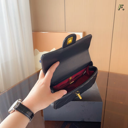 CHANEL (シャネル)メッセンジャーバッグ 20*7*15cm