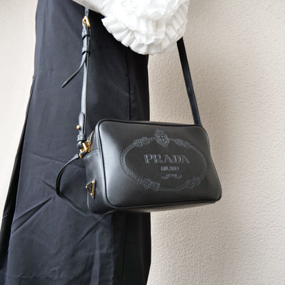 PRADA【国内発/関税込】ロゴプレート ブラックショルダーバッグ