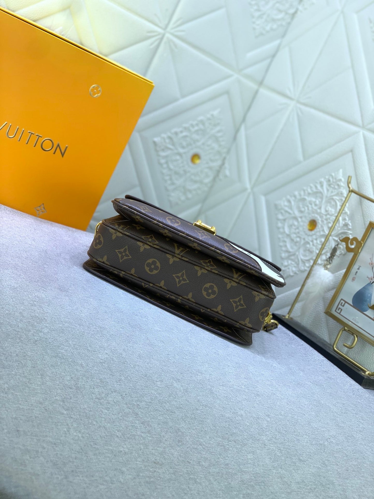 LouisVuitton モノグラムキャンバスボディにグレイン牛革のレオパードパッチ付き M47203 M40780