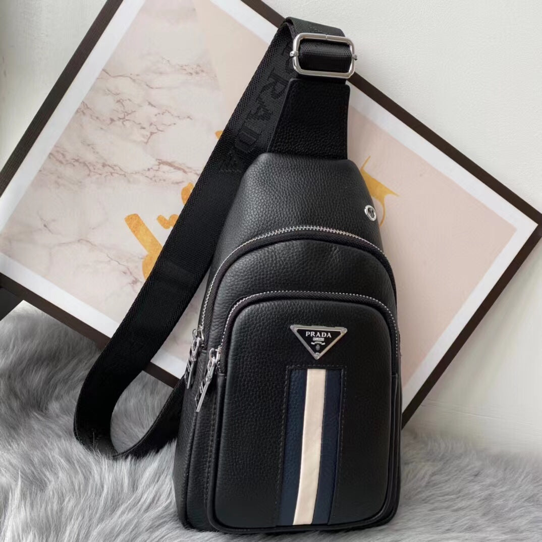 【PRADA 公式 旗艦店】プラダ 胸ポケット当日出荷 好評に付き再入荷！32*18*6CM