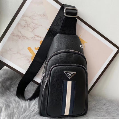 【PRADA 公式 旗艦店】プラダ 胸ポケット当日出荷 好評に付き再入荷！32*18*6CM