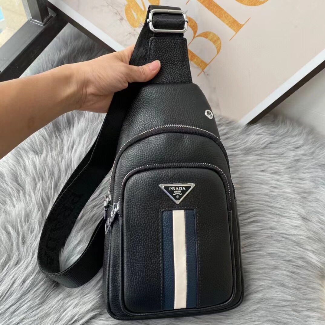 【PRADA 公式 旗艦店】プラダ 胸ポケット当日出荷 好評に付き再入荷！32*18*6CM