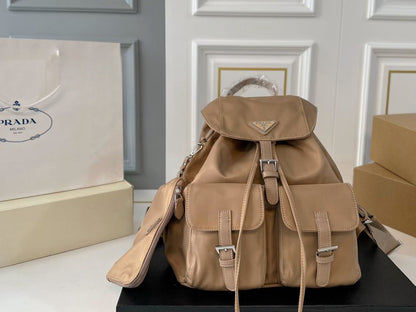 【PRADA 公式 旗艦店】プラダ リュックサック当日出荷 好評に付き再入荷！30*33CM 240719